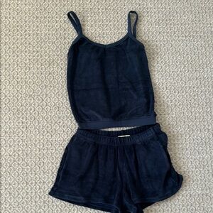 Suzue Kondi terry shorts with pockets and drawstring.